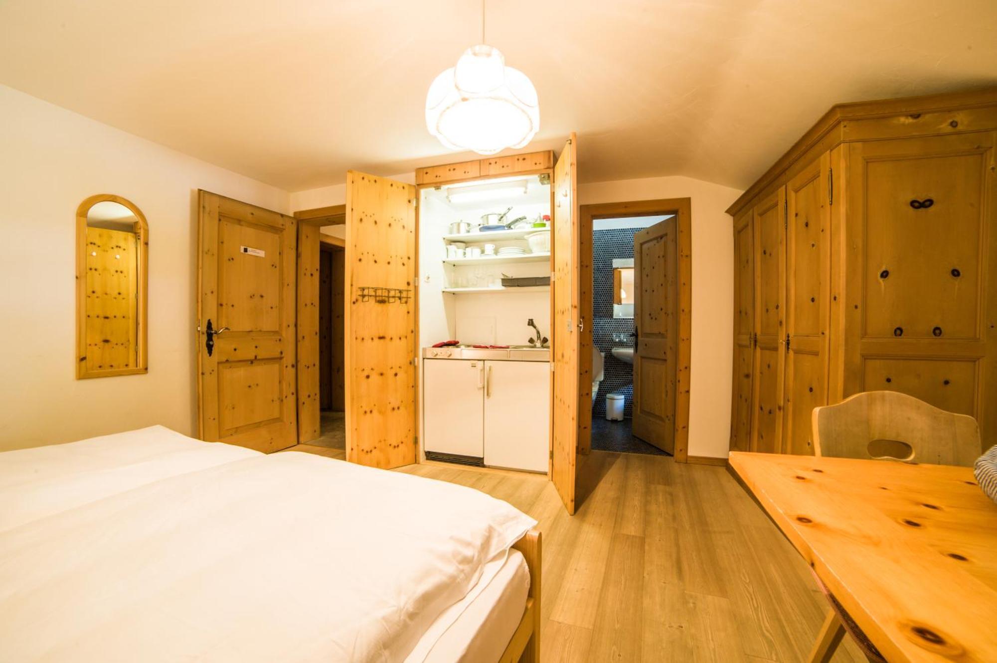 Apartamento Chesa Michel Bever Habitación foto